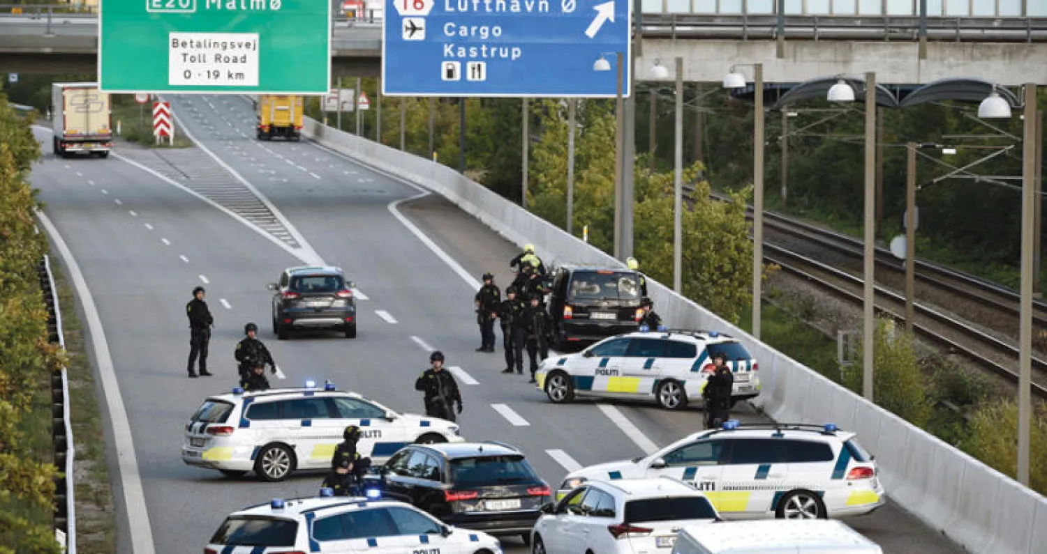 سيارات للشرطة الدنماركية خلال عملية أمنية على جسر قرب كوبنهاغن في 28 سبتمبر (أيلول) الماضي (إ.ب.أ)