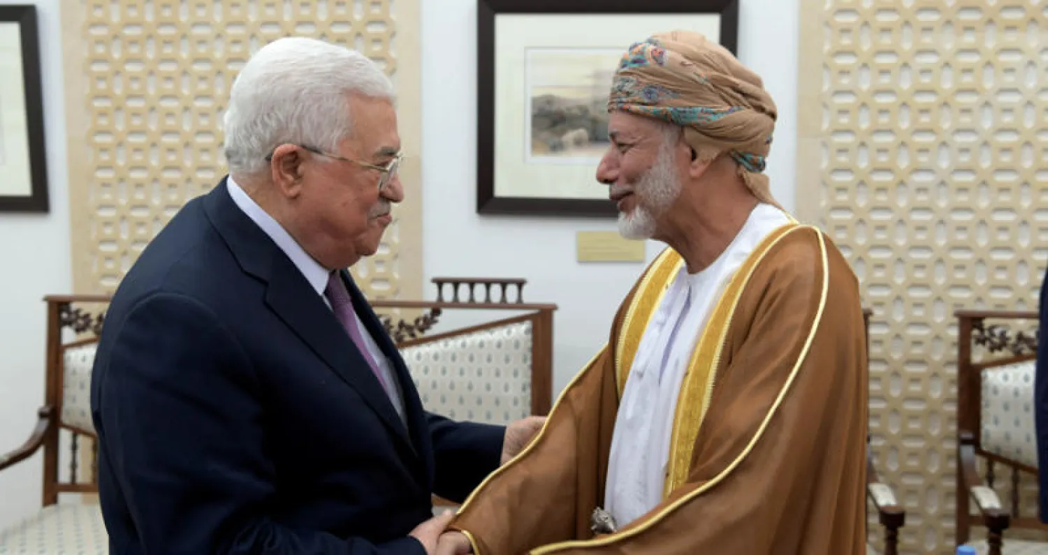 الرئيس عباس لدى استقباله الوزير العُماني بن علوي في رام الله أمس (أ.ف.ب)