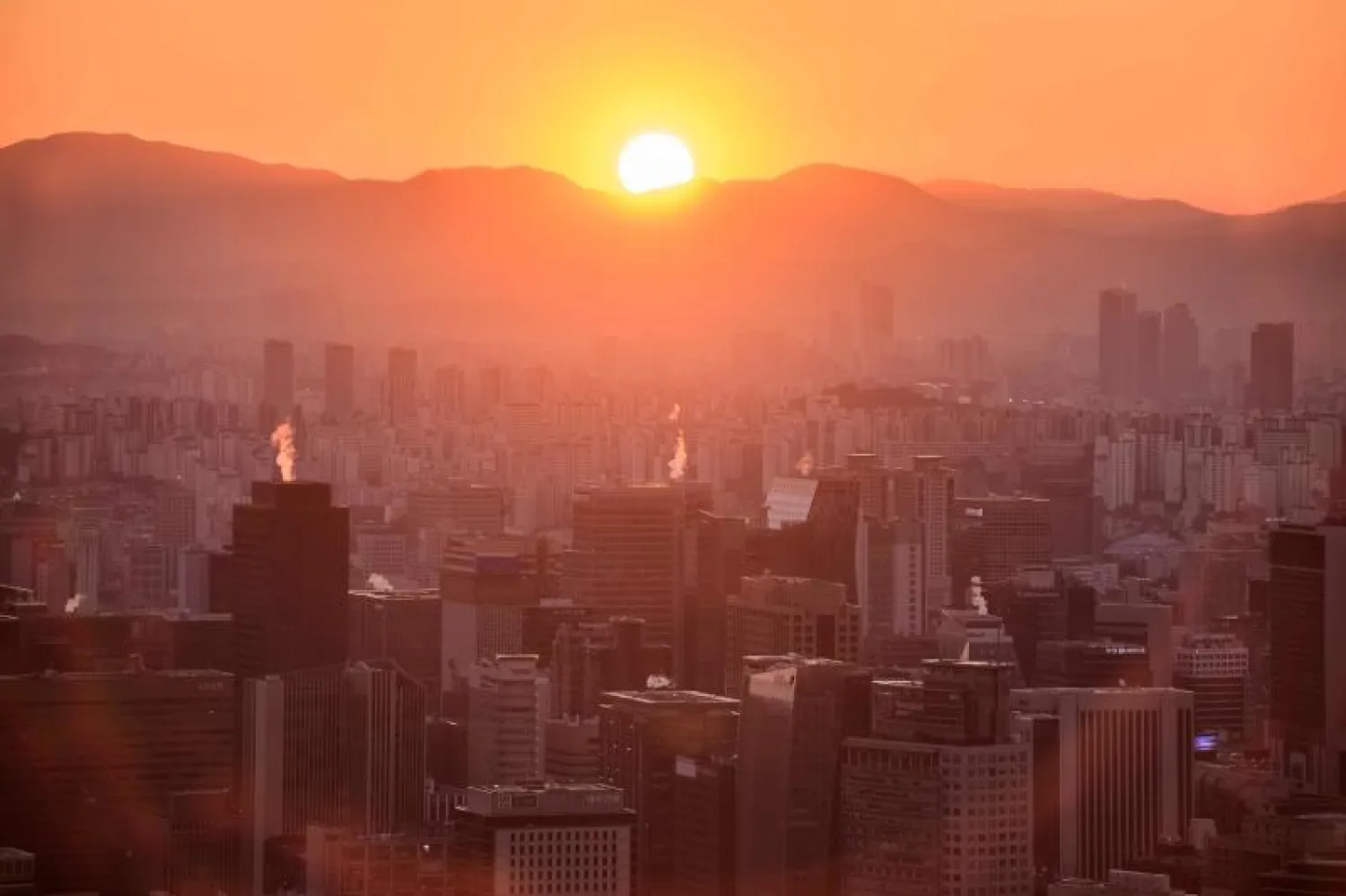 لقطة عامة تُظهر أفق مدينة سيول خلال شروق الشمس (أ.ف.ب)