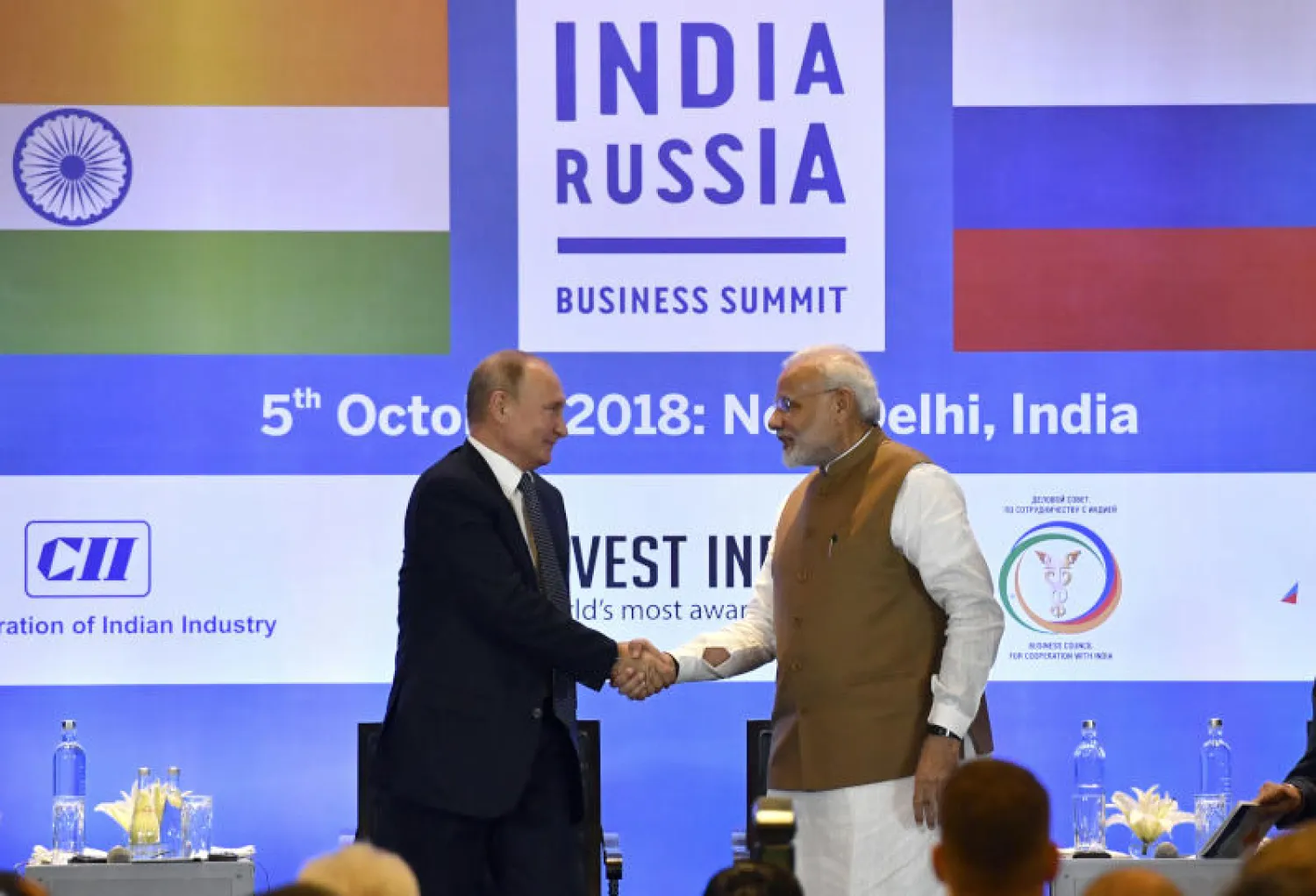 بوتين يصافح مودي خلال قمتهما في نيودلهي (أ.ب)