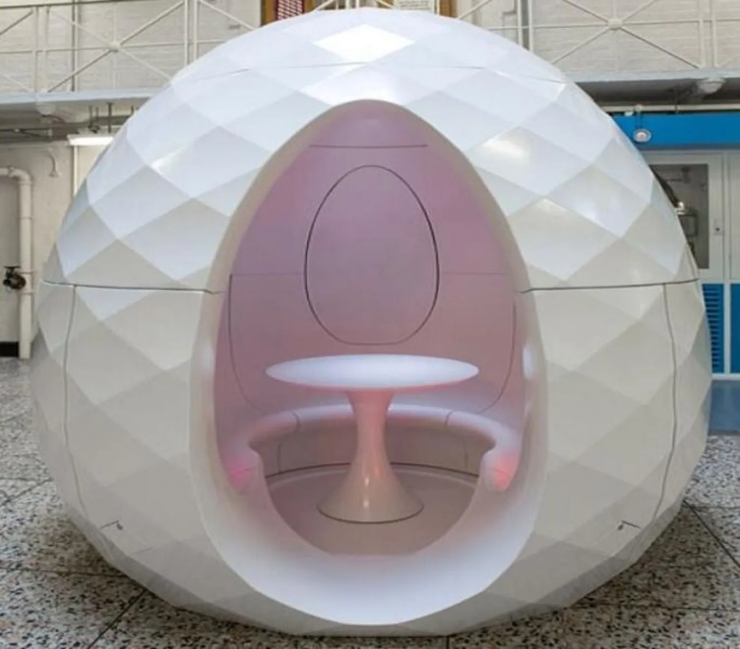 طول الغرفة يبلغ 3 أمتار وتسع 4 أشخاص جالسين (ديلي ميل)