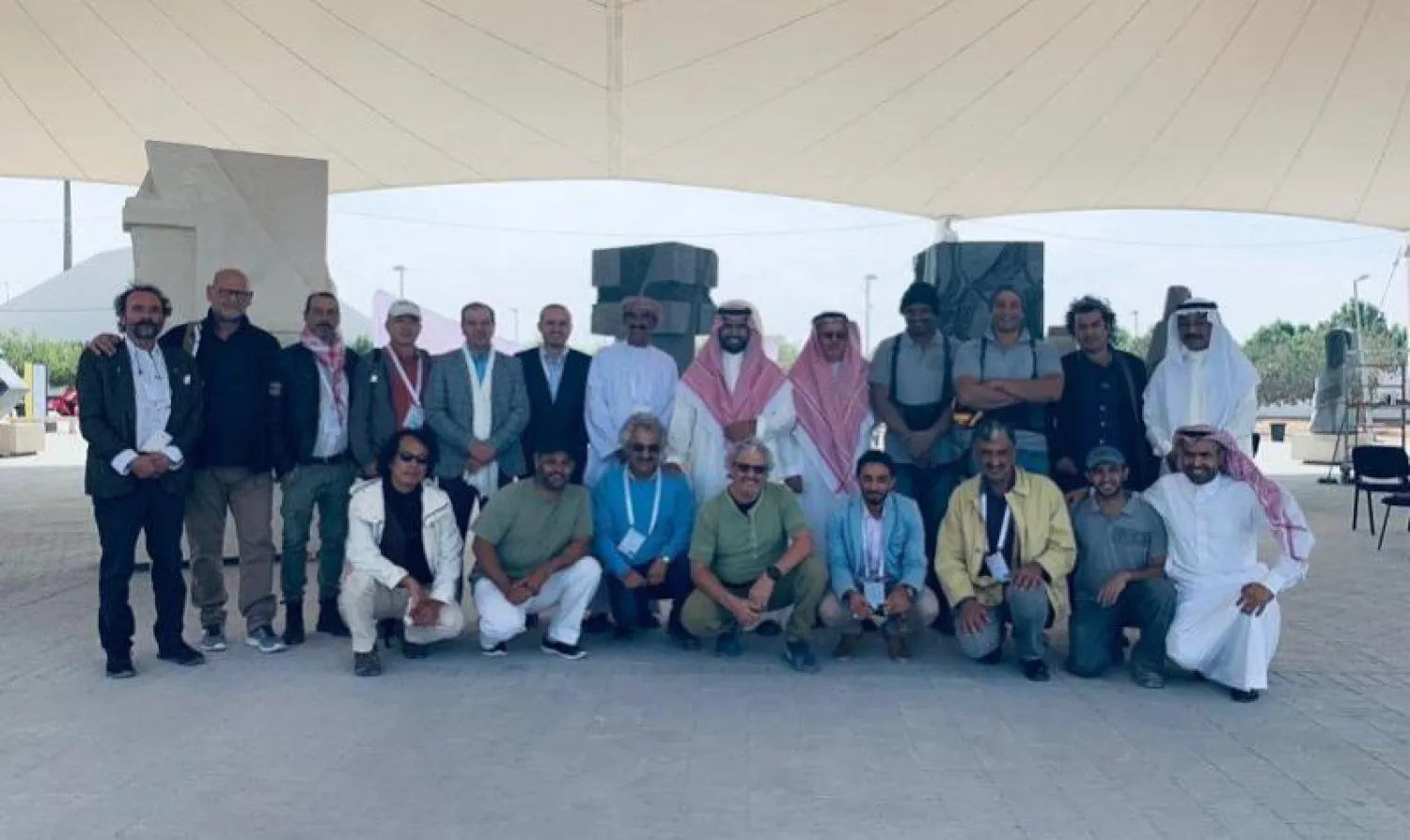 الأمير بدر بن عبد الله بن فرحان وزير الثقافة السعودي يتوسط المشاركين بفعالية مسك للفنون 2018 المقامة في درة الرياض (واس)