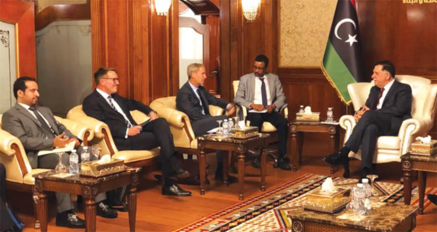 السراج مستقبلاً رئيس لجنة العقوبات بمجلس الأمن والوفد المرافق له في طرابلس أمس (المجلس الرئاسي)