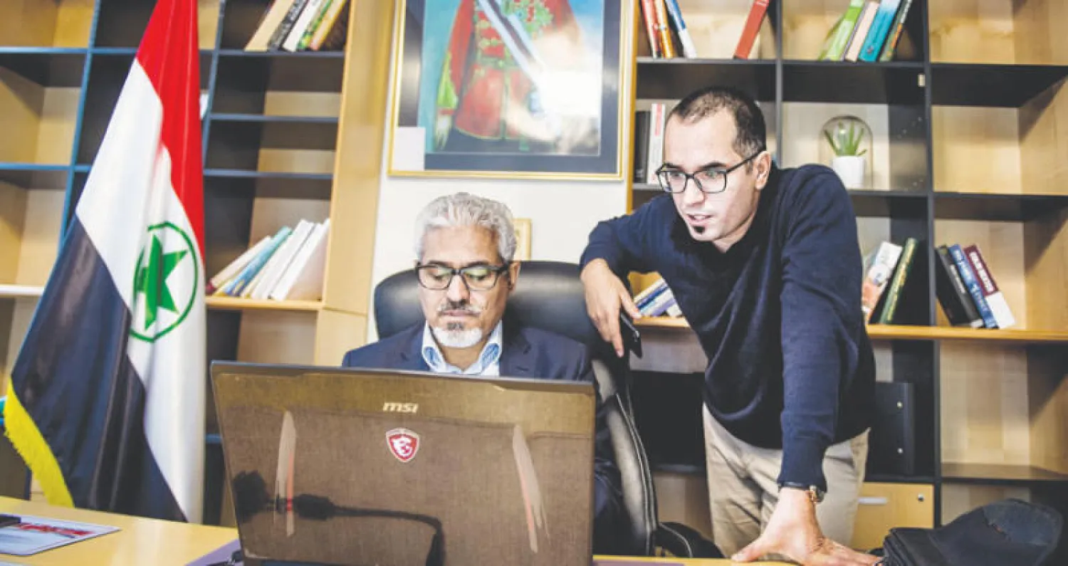 رئيس «حركة النضال العربي لتحرير الأحواز» حبيب جبر برفقة مسؤول المكتب الإعلامي يعقوب حر التستري (إ.ب.أ)