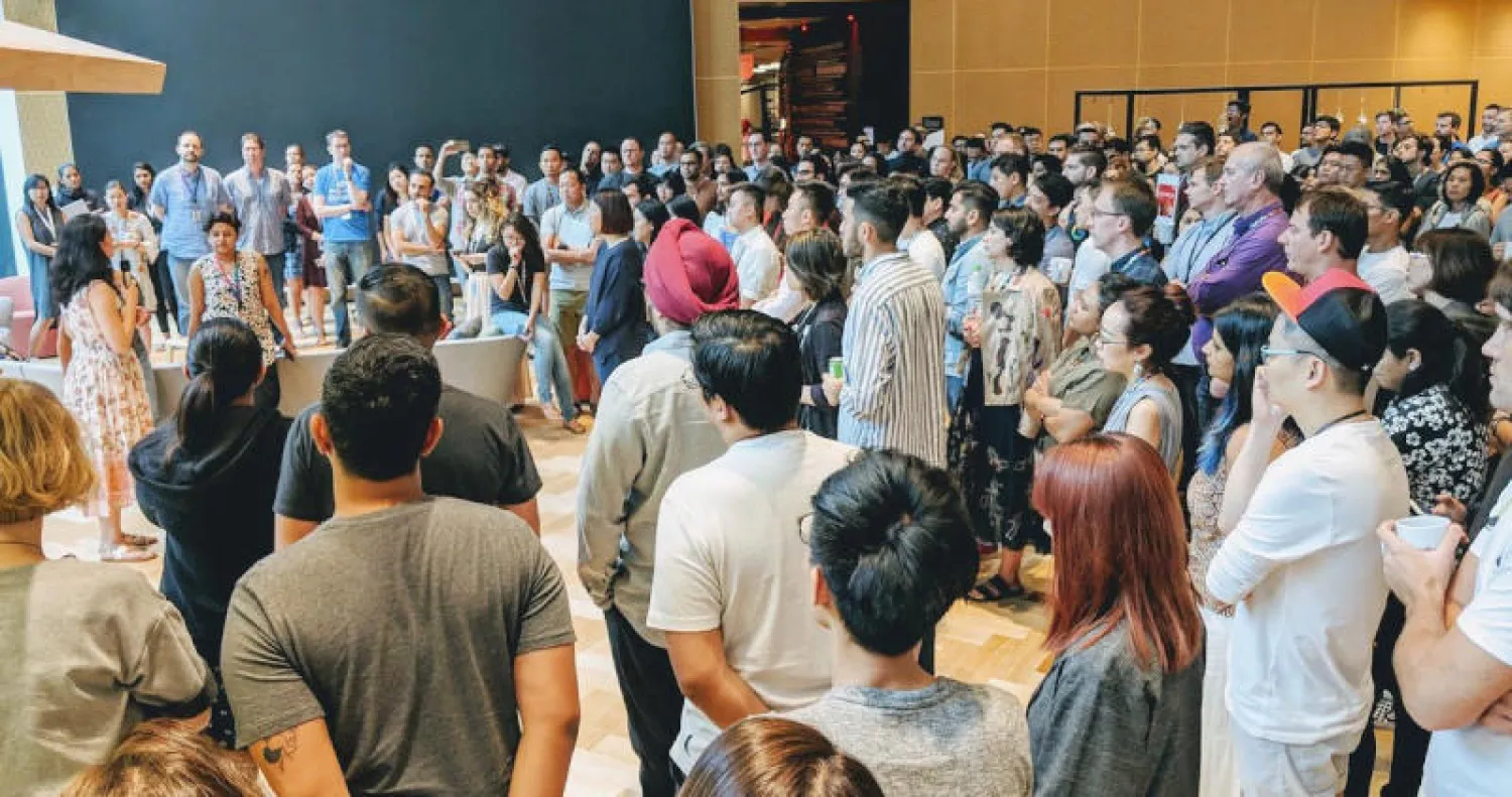 موظفون من «غوغل» يتجمعون خلال إضراب قاموا به في سنغافورة (رويترز)