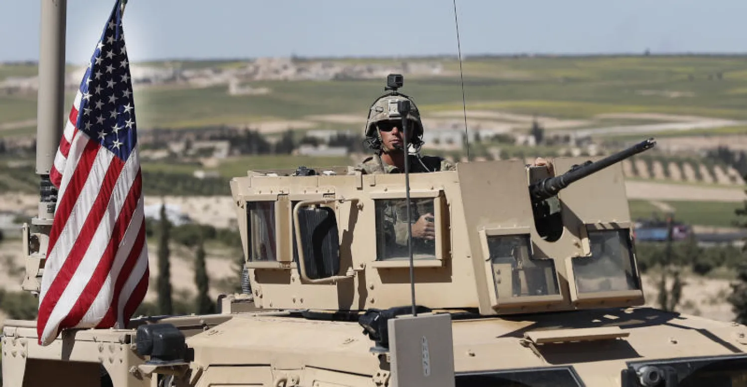 جندي أميركي على مركبة مدرعة في منبج السورية (أ.ب)