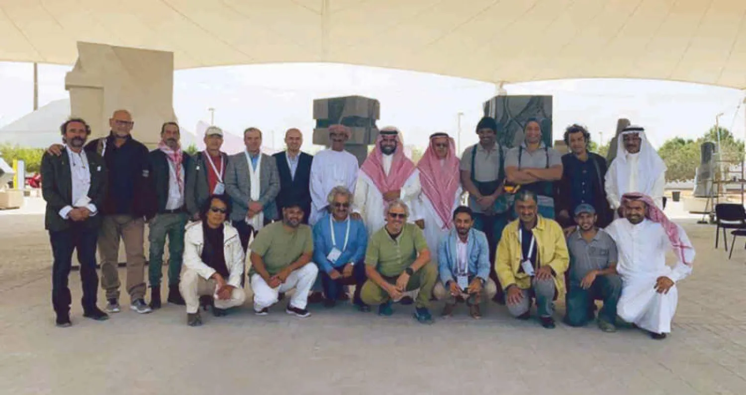 وزير الثقافة السعودي في صورة تذكارية تجمعه مع المشاركين في فعاليات (مسك) للفنون (واس)