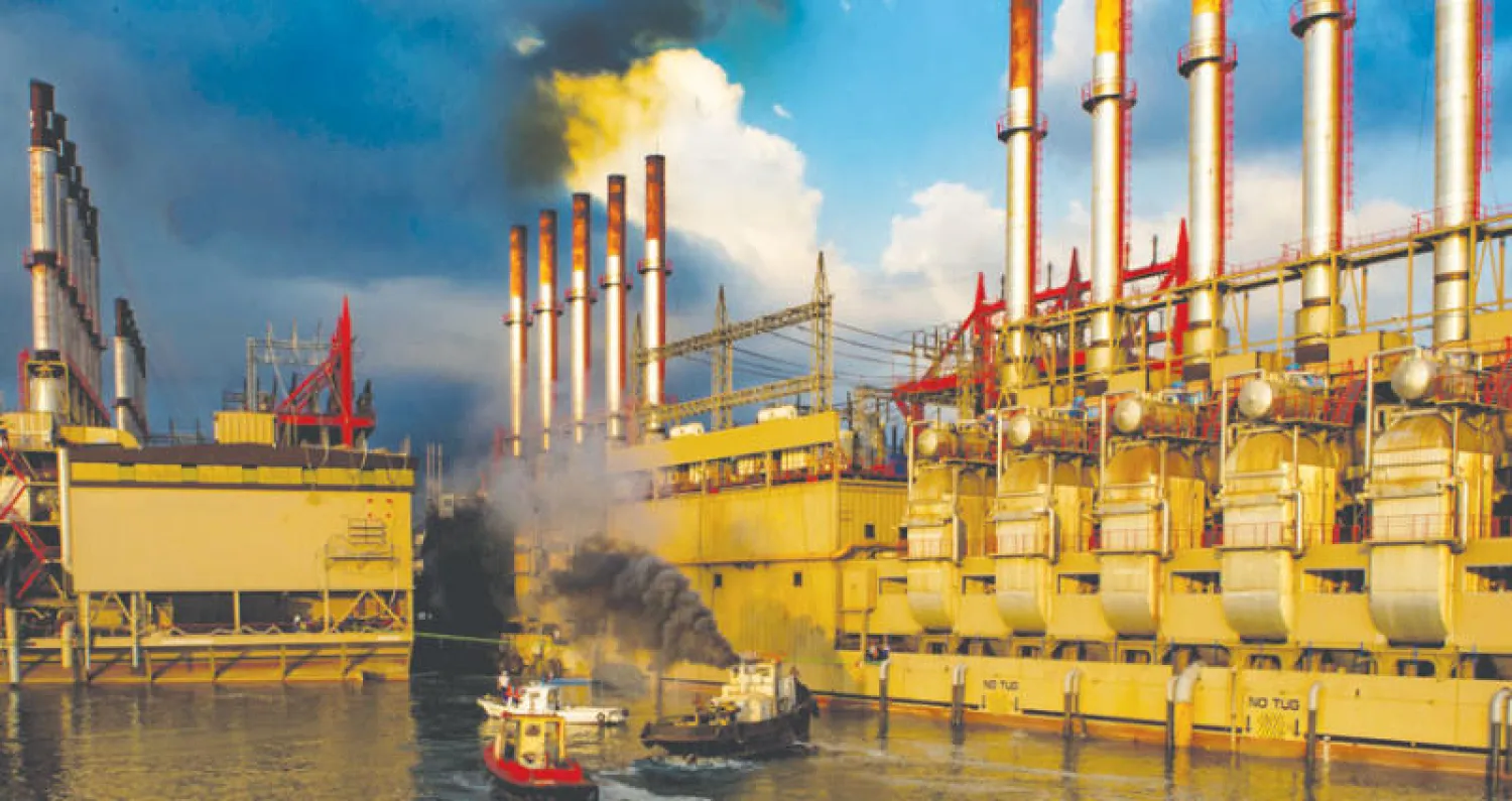 الدخان يتصاعد من معمل الذوق لتوليد الكهرباء قرب مدينة جونية (تصوير: نبيل إسماعيل)