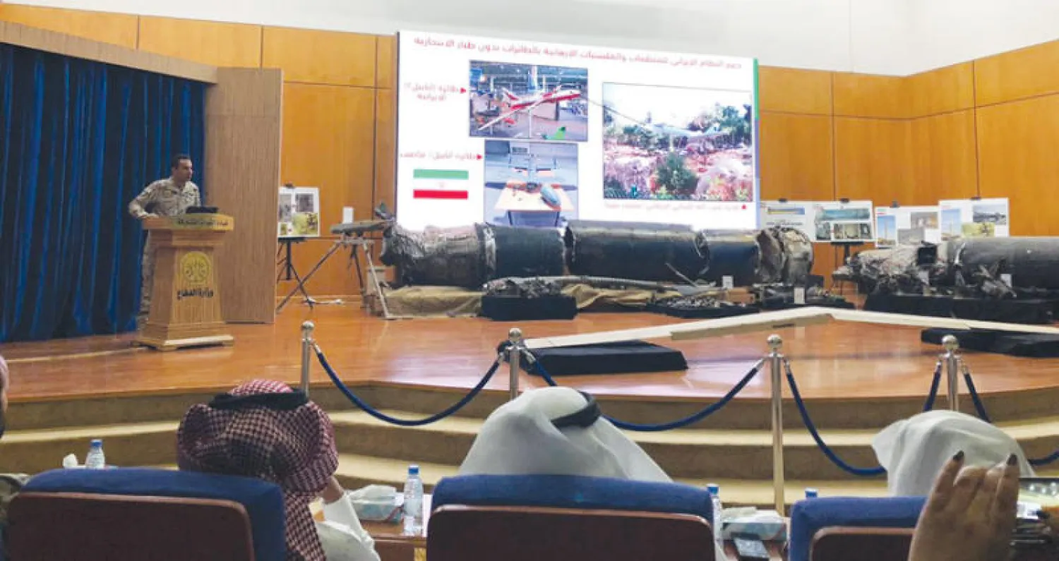 العقيد تركي المالكي خلال عقده مؤتمرا صحافيا استثنائيا في الرياض أمس («الشرق الأوسط»)