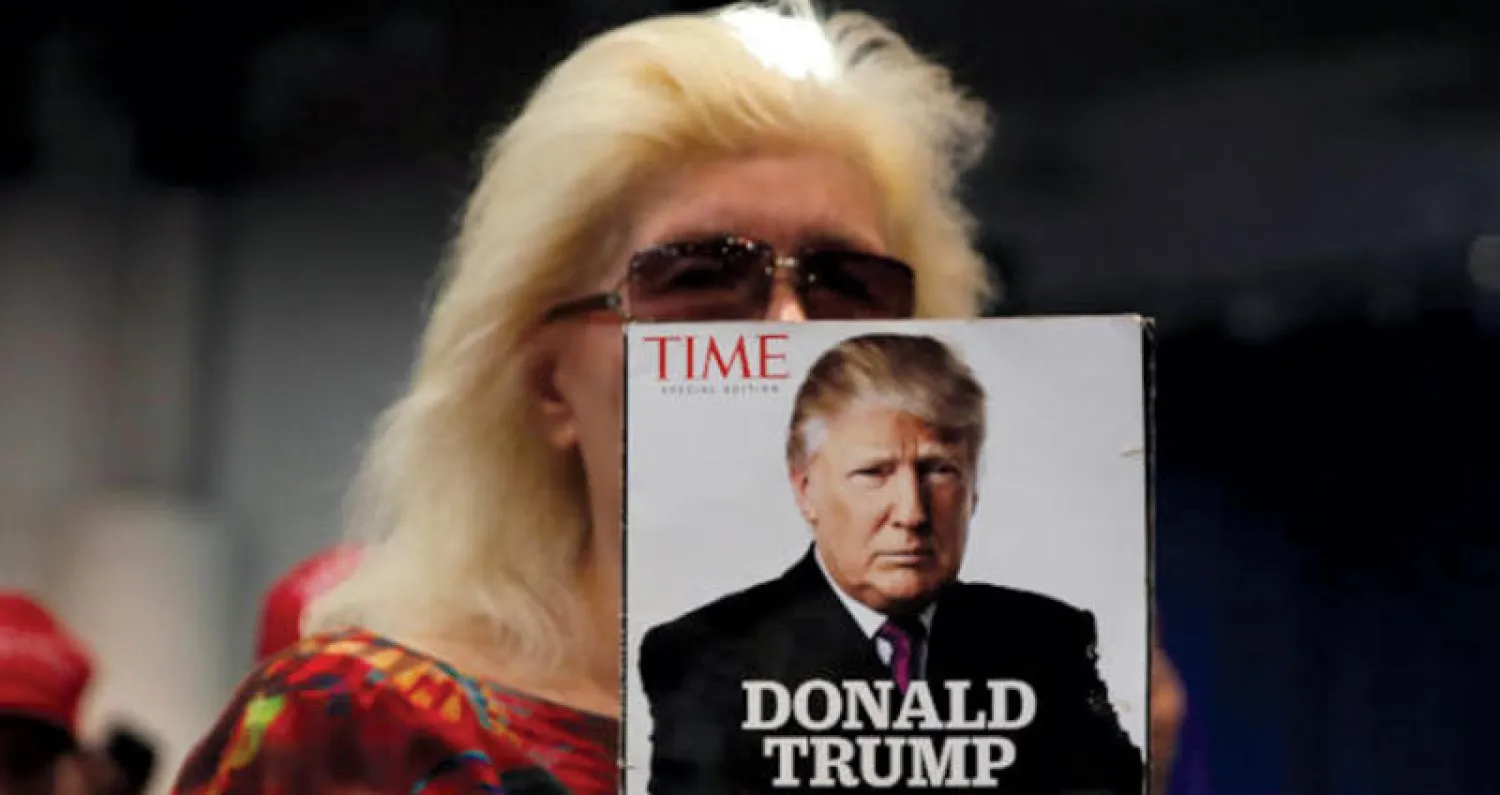 ترمب بنى شعبيته على حماية الوظائف عبر الإجراءات الحمائية - صورة لمؤيدة من مؤيدي الرئيس في لاس فيغاس