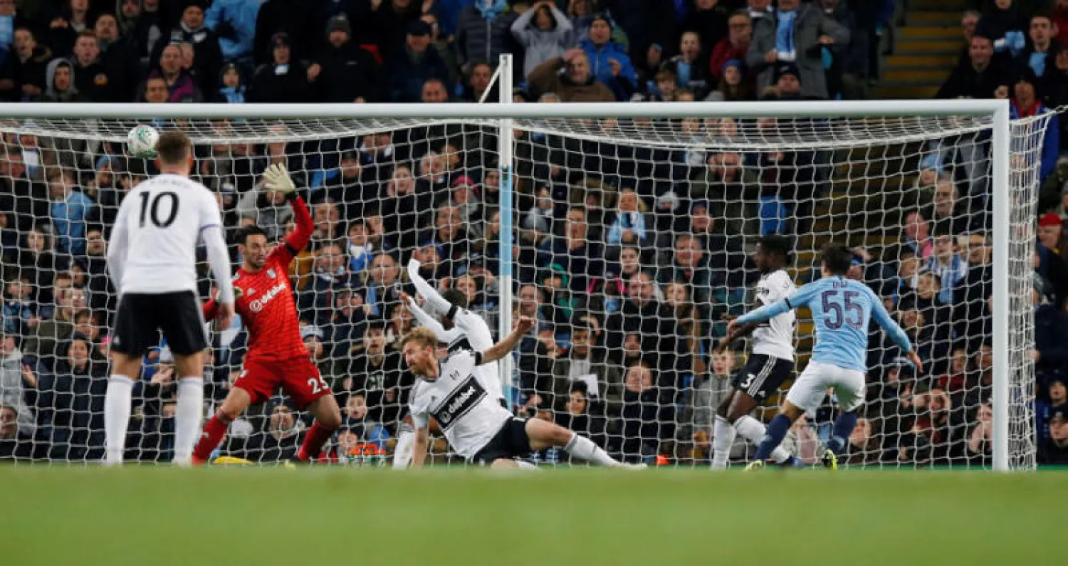 دياز نجم سيتي الشاب (يمين) يسدد نحو مرمى فولهام مسجلا ثاني أهدافه (رويترز)