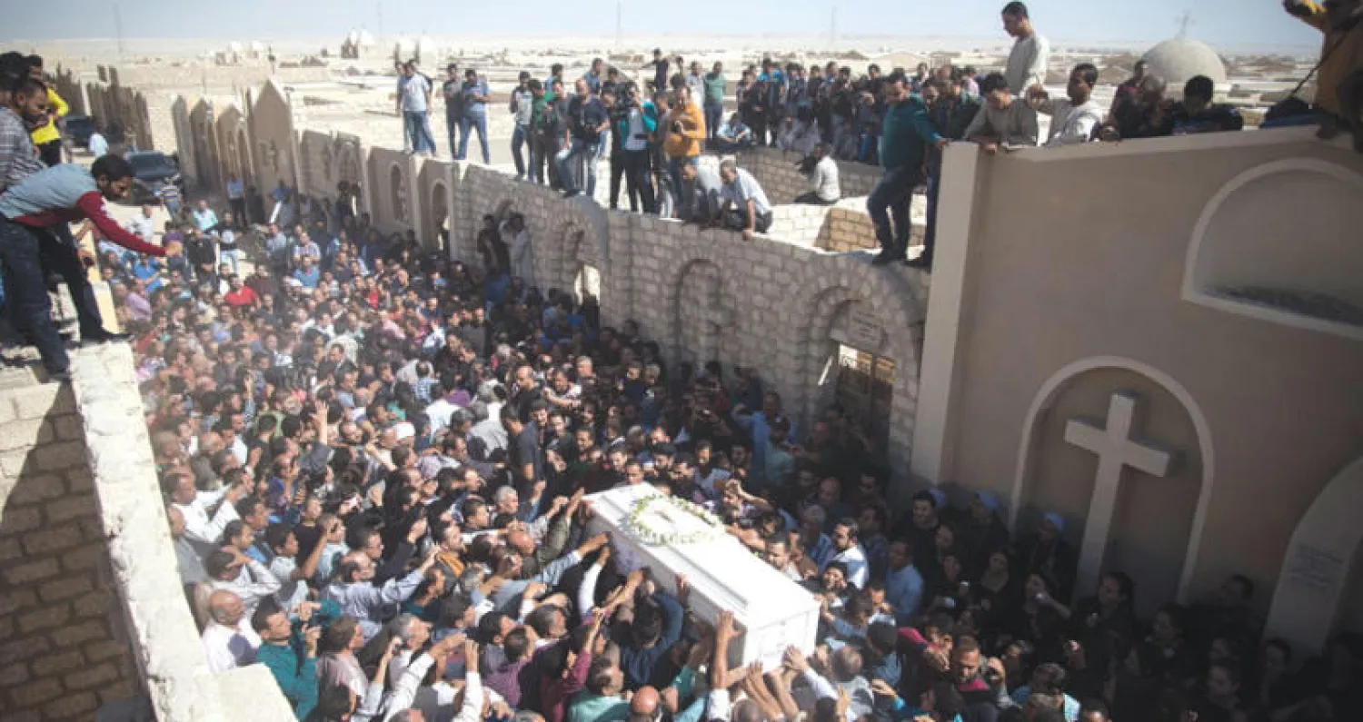 وسط إجراءات أمنية مشددة، شارك الآلاف في مصر أمس في تشييع جثامين ضحايا الهجوم الإرهابي على حافلة للأقباط في المنيا جنوبي البلاد (إ.ب.أ)