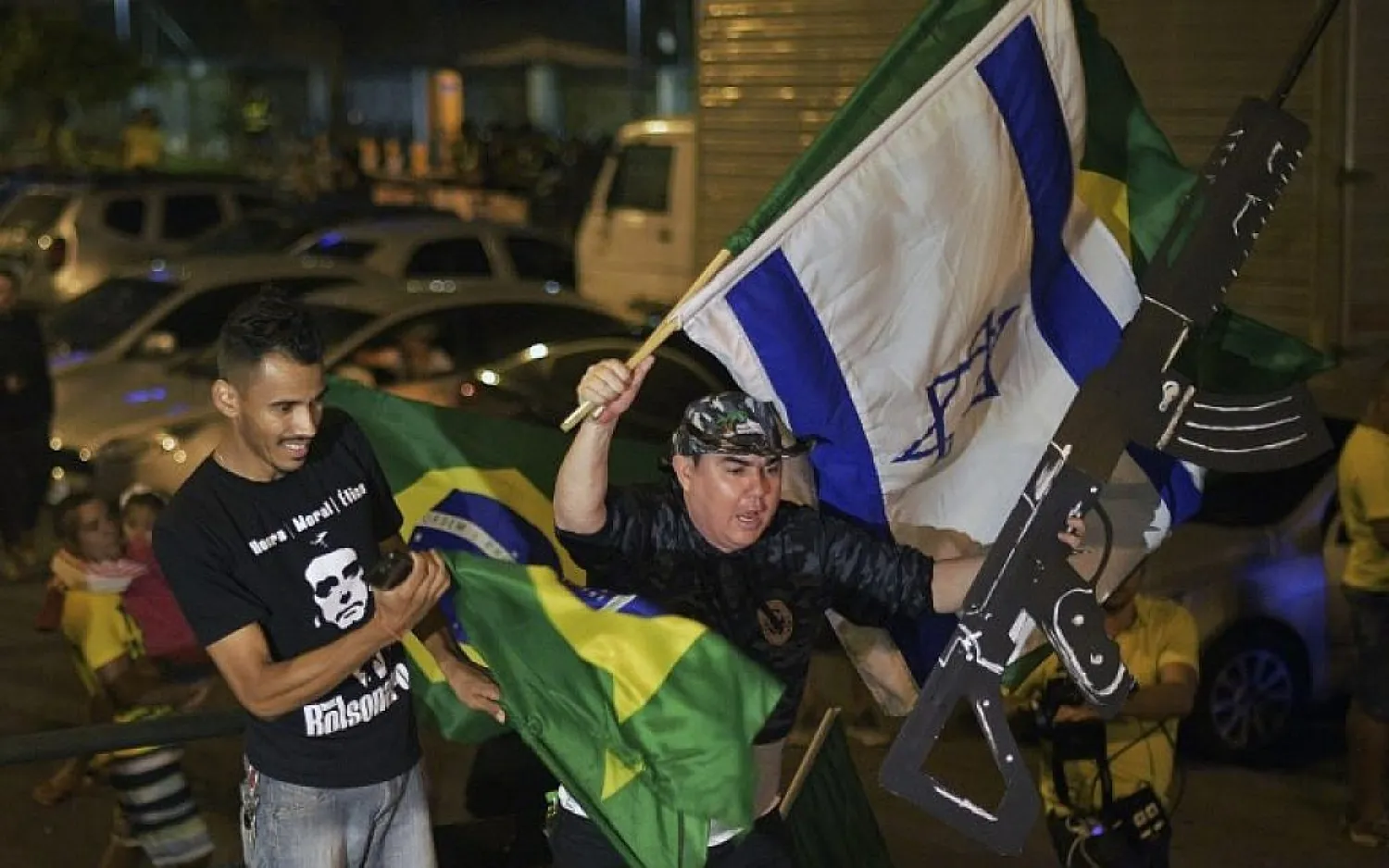 Supporters of Jair Bolsonaro celebrate in Rio de Janeiro after he won Brazil's presidential election, on October 28, 2018. (CARL DE SOUZA / AFP)