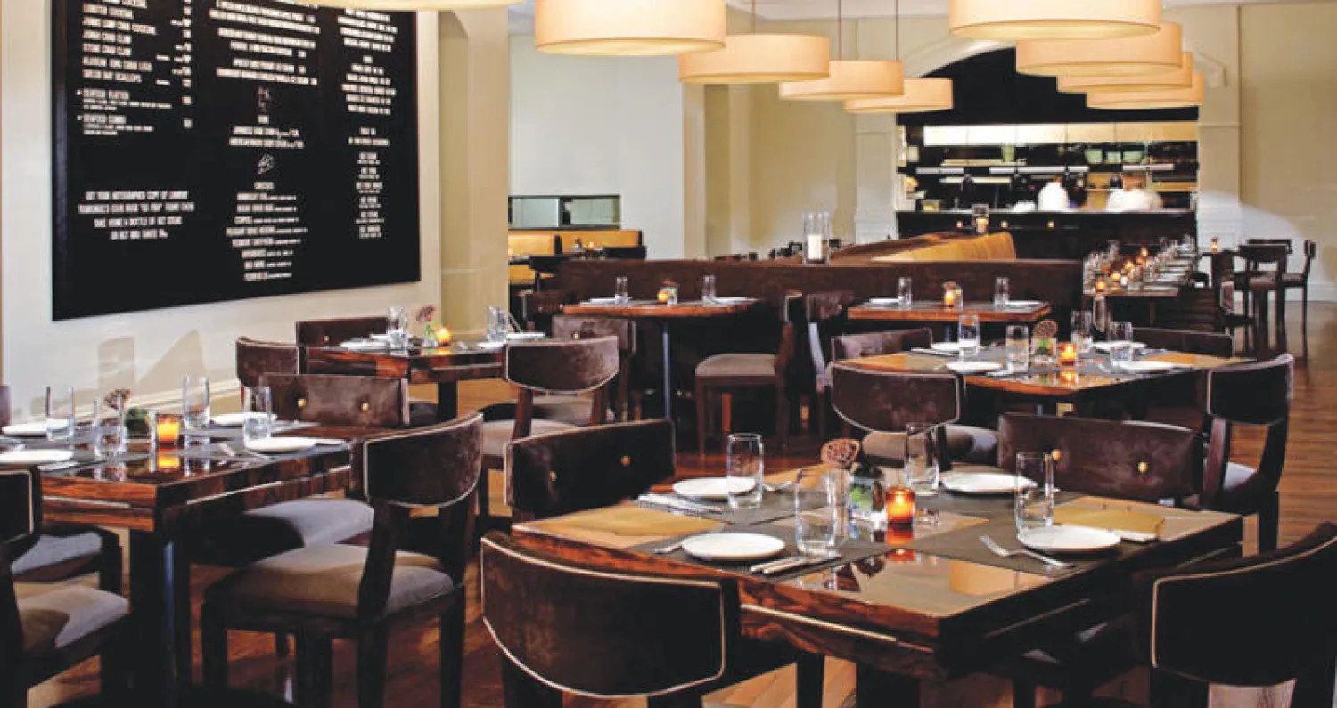 ديكورات جميلة والمطعم أشبه بالبيسترو الفرنسي