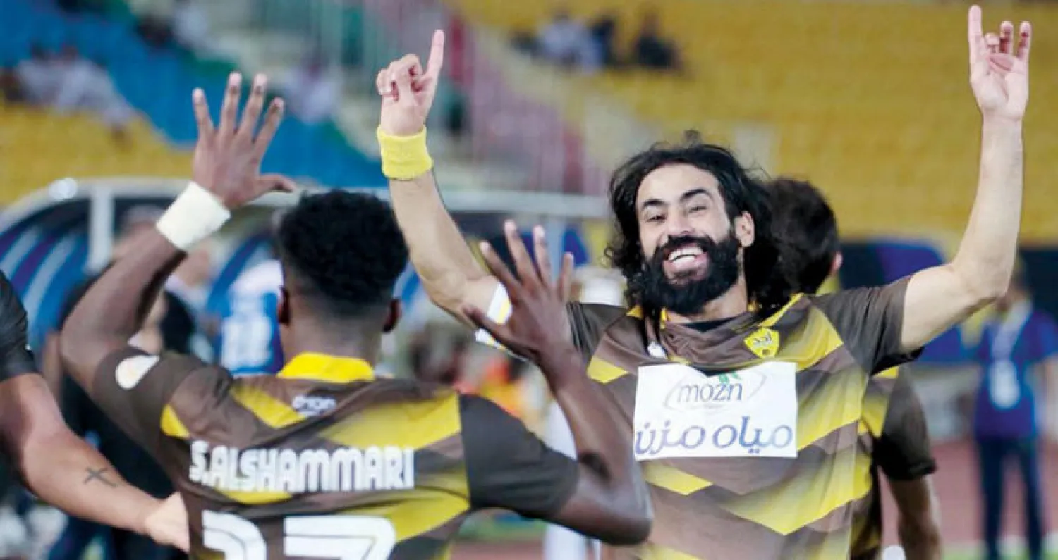 فرحة لاعبي أحد بعد تفوقهم على التعاون وسط تطلعات جماهيرية بمواصلة الفريق الانتصارات («الشرق الأوسط»)