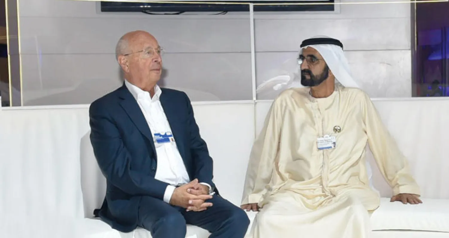 الشيخ محمد بن راشد وكلاوس شواب مؤسس ورئيس المنتدى الاقتصادي العالمي «دافوس» خلال إحدى الجلسات السابقة («الشرق الأوسط»)