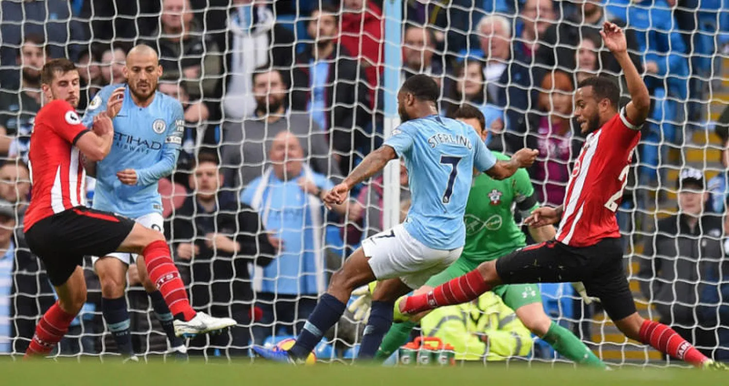 ستيرلينغ مهاجم سيتي (رقم 7) يسجل في مرمى ساوثهامبتون (أ.ف.ب)