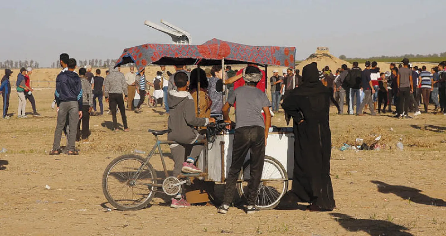 عربة لبيع الحلوى في تجمع لمحتجين قرب حدود غزة (أ.ب)