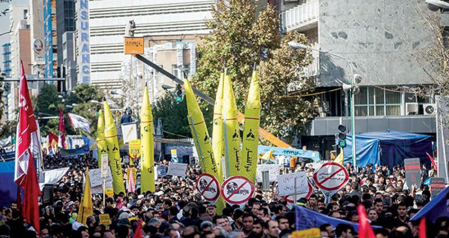 «الحرس الثوري» يستعرض مجسمات بلاستيكية ترمز للصواريخ الباليستية عشية العقوبات الأميركية (وكالة تسنيم)