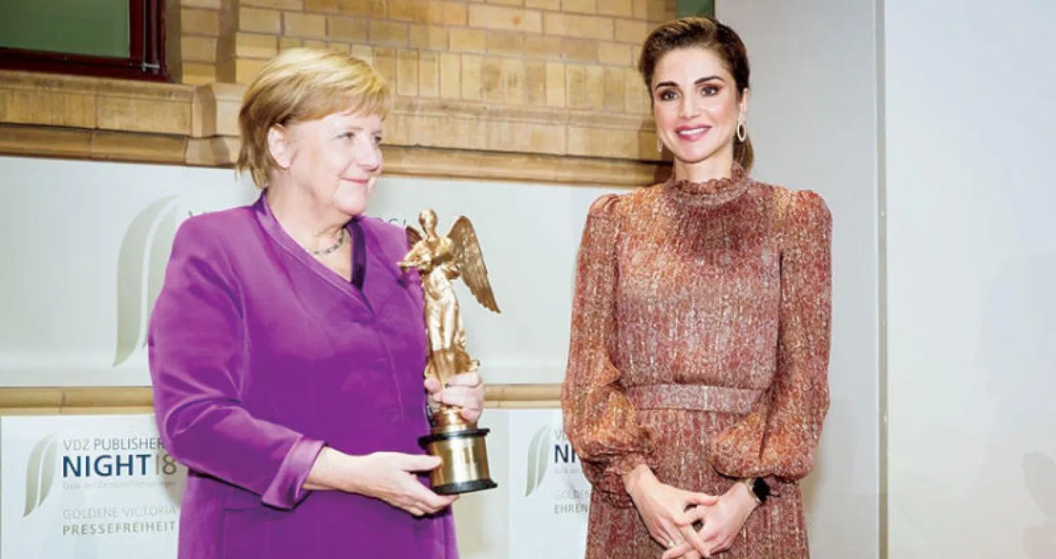 الملكة رانيا تسلّم الجائزة للمستشارة الألمانية