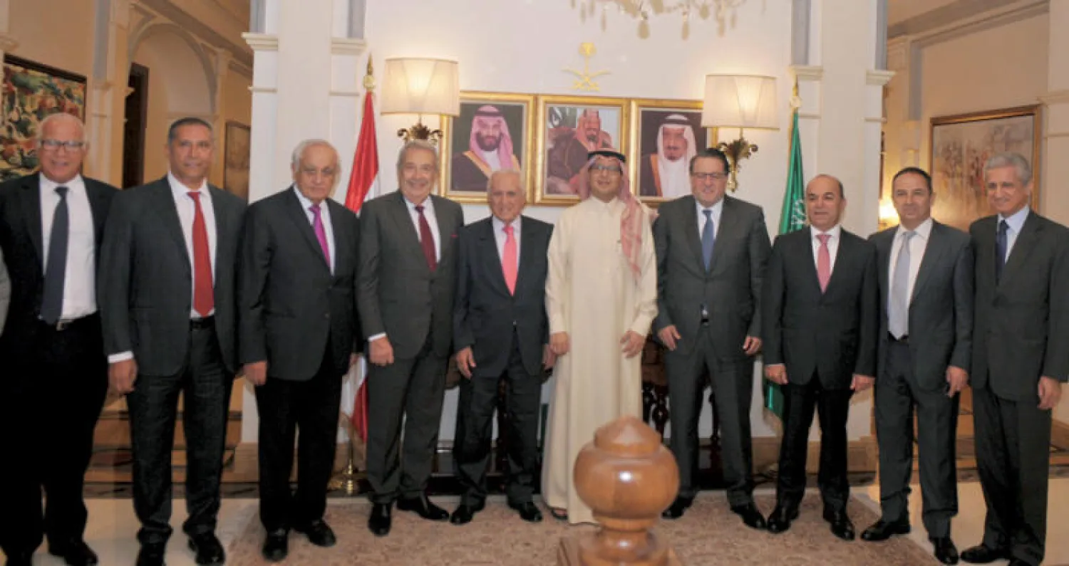 القائم بأعمال السفارة السعودية في بيروت وليد البخاري متوسطاً وفد مجلس الأعمال اللبناني - السعودي («الشرق الأوسط»)