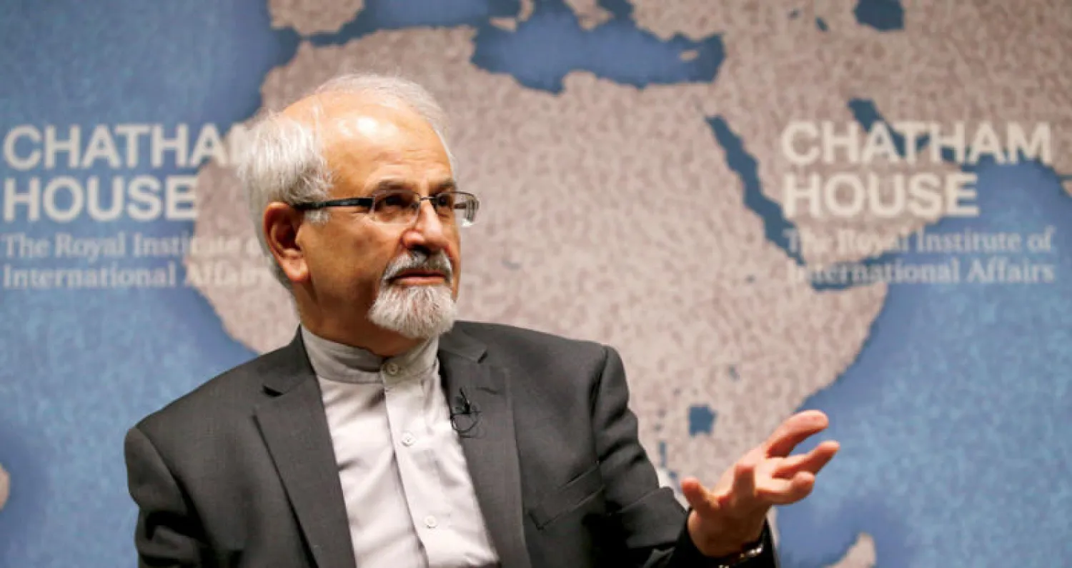 مساعد وزير الخارجية الإيراني محمد كاظم سجادبور يتحدث في «شاتام هاوس» في لندن أمس (رويترز)