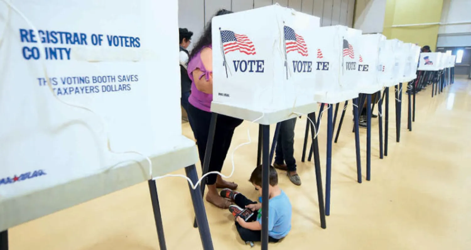 ناخبون يصوتون في لوس انجليس أمس (أ.ف.ب)