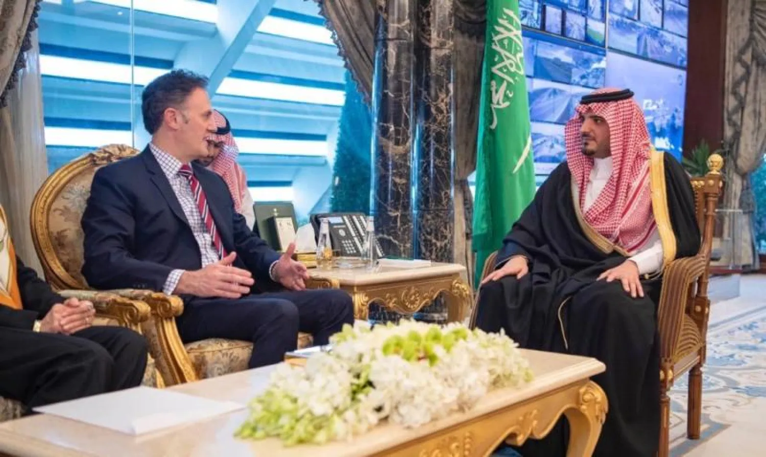 وزير الداخلية السعودي الأمير عبد العزيز بن سعود بن نايف يستقبل السفير المتجول منسق مكافحة الإرهاب بوزارة الخارجية الأميركية ناثان سيلز (واس)