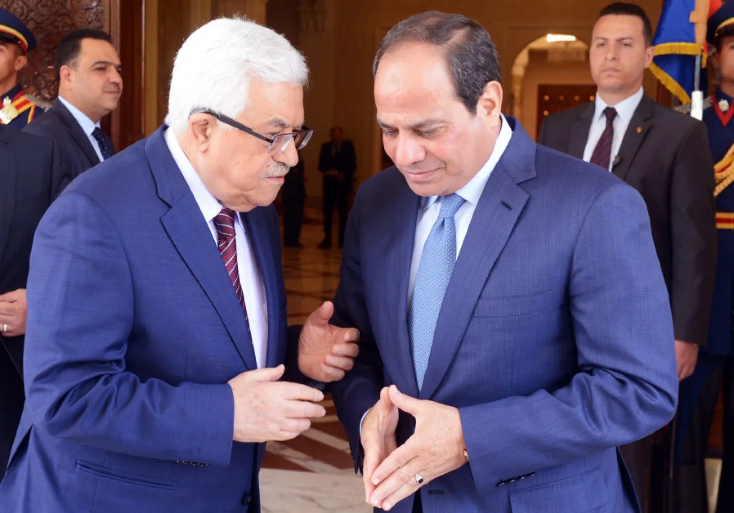 Egyptian President Sisi and Palestinian President Abbas meet in Cairo on May 9, 2016. (AFP) 