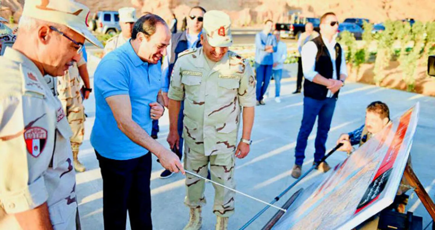 السيسي يتفقد مشروع طريق جديد الى شرم الشيخ سيبلغ طوله ٣٤٢ كيلومتراً (الرئاسة المصرية)