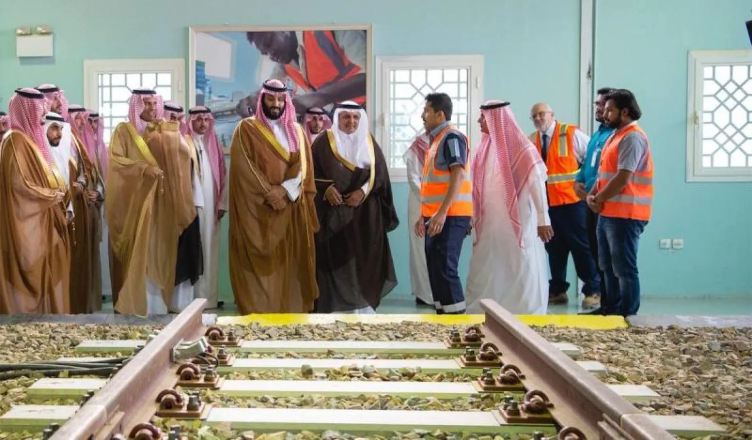 ولي العهد السعودي يلتقي الطلبة المؤهلين لقيادة قطاريْ «الحرمين» و«سار»