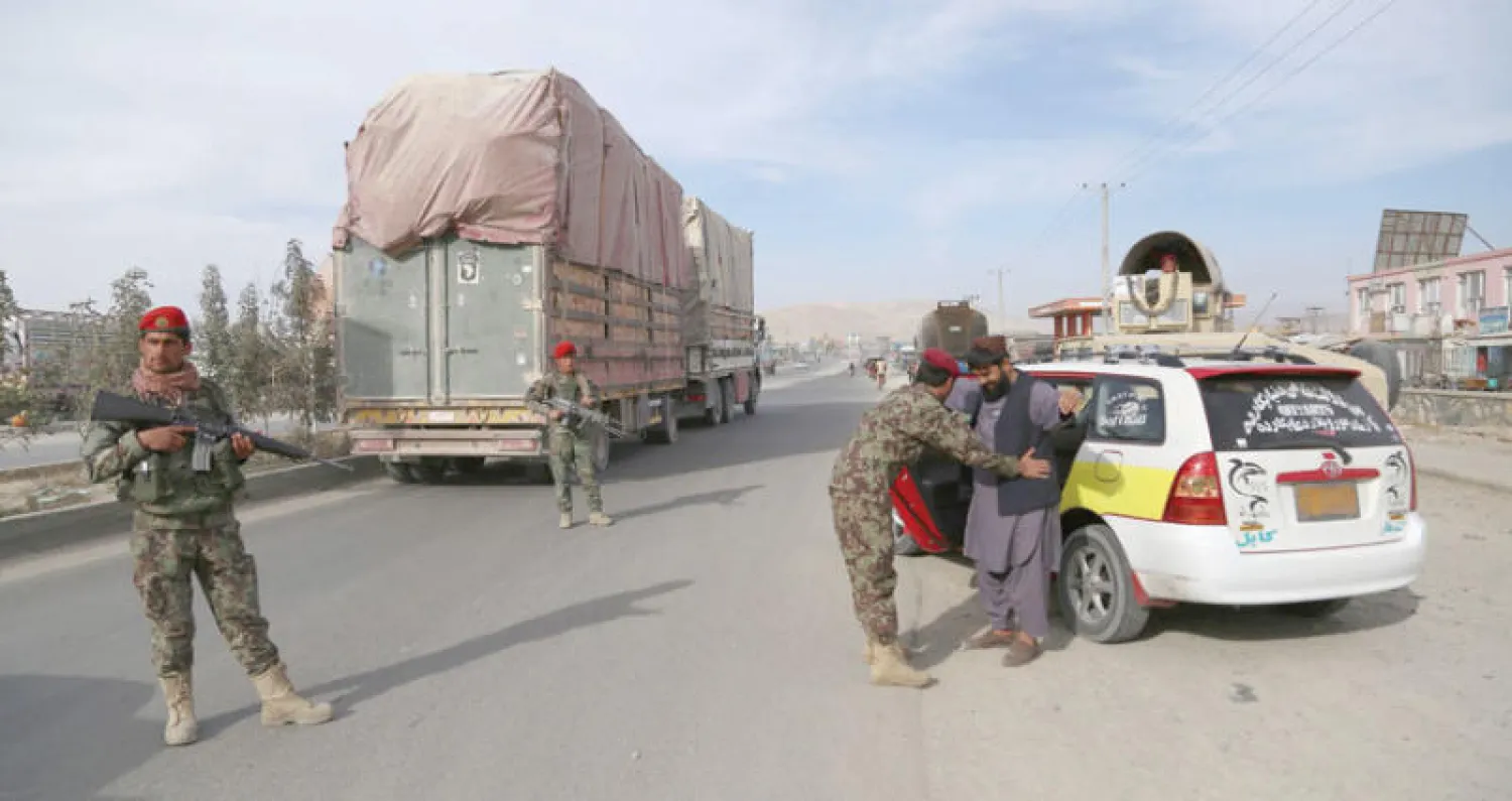 نقطة تفتيش ومراقبة على الطريق السريع إلى ولاية غزني (أ.ف.ب)