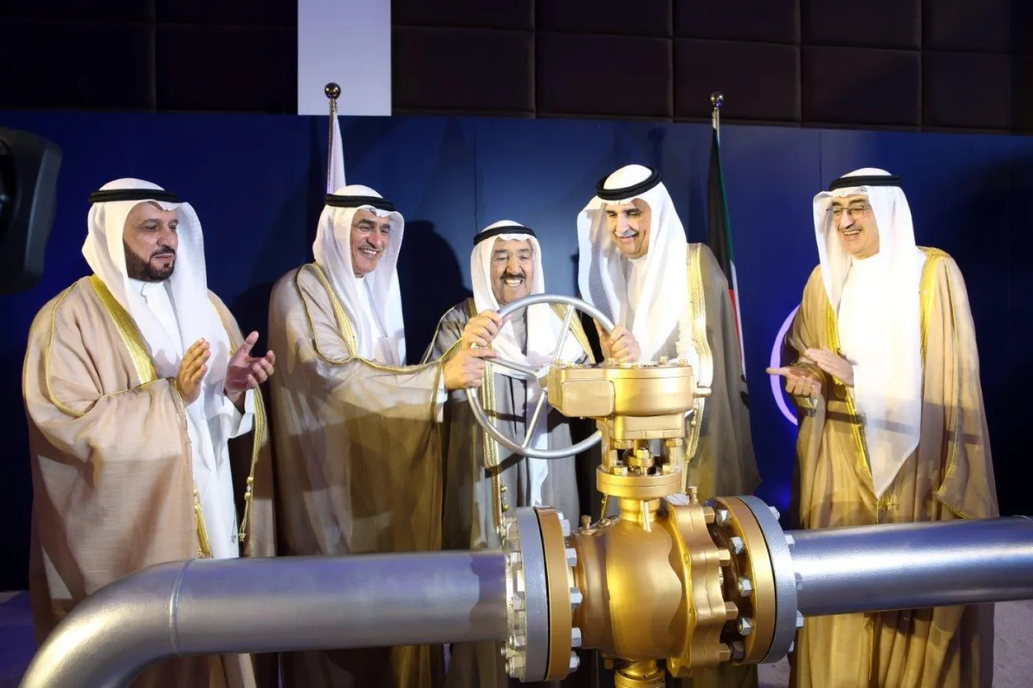 Sheikh Sabah Al-Ahmad Al-Jaber Al-Sabah attends a ceremony to mark the state’s first shipment of light crude oil with Minister of Oil and Electricity and Water Bakheet Al-Rasheedi (Kuwait Oil Company)

