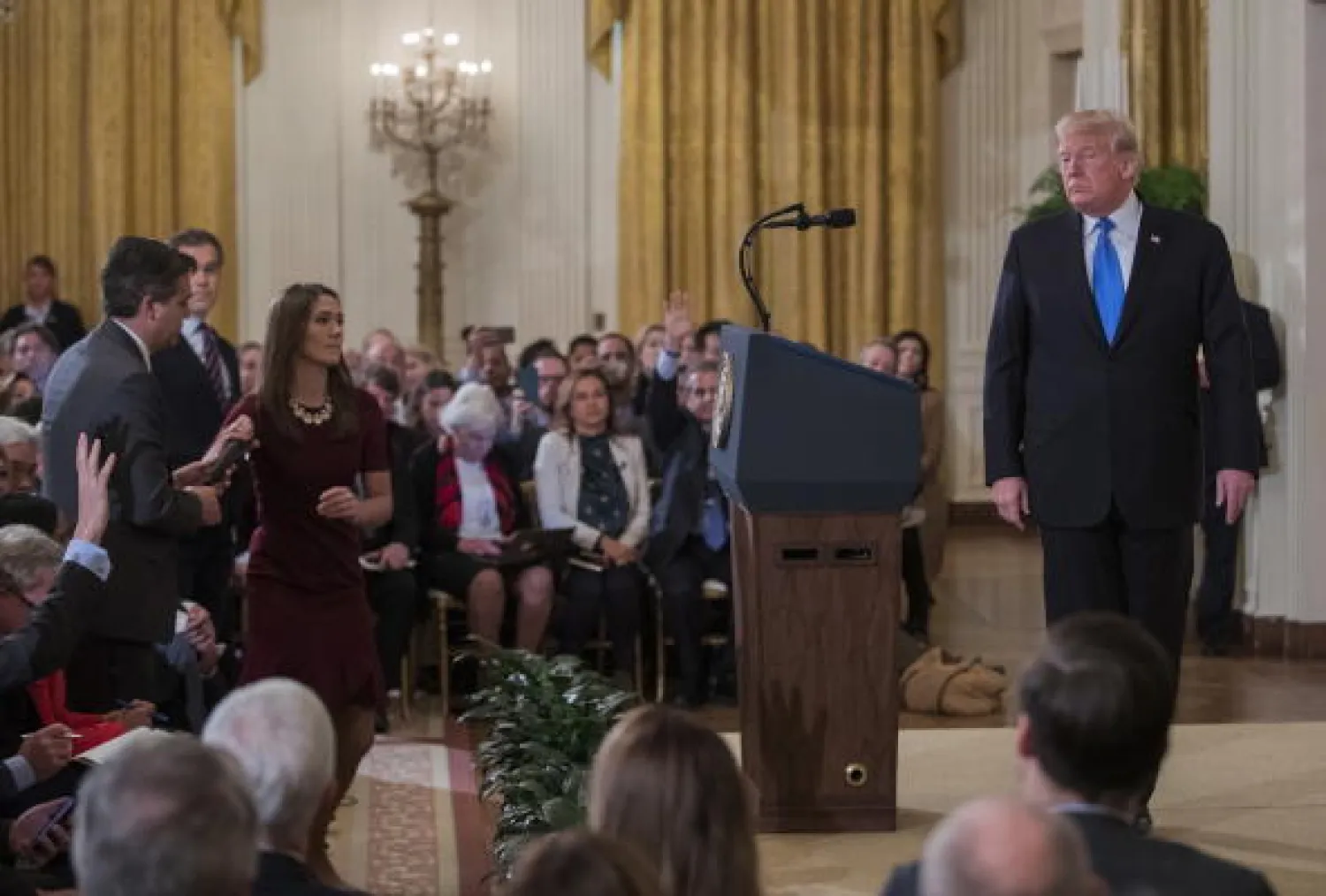 موظفة في البيت الأبيض تسحب الميكروفون من جيم أكوستا بعد مشادة مع ترمب (إ.ب.أ)