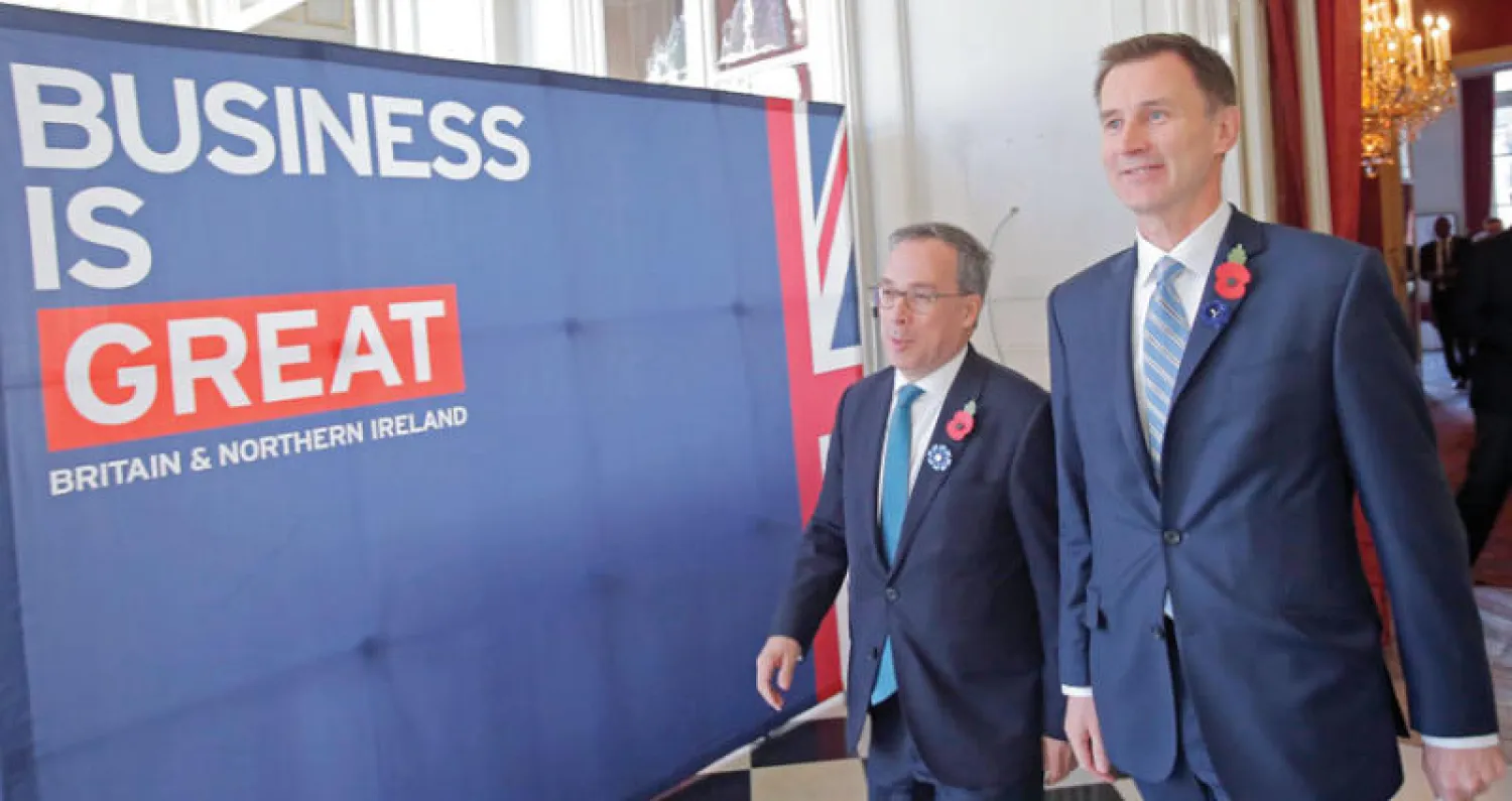 وزير خارجية بريطانيا جيرمي هانت (يمين) مع سفير بريطانيا في باريس إدوارد لولين (أ.ب)