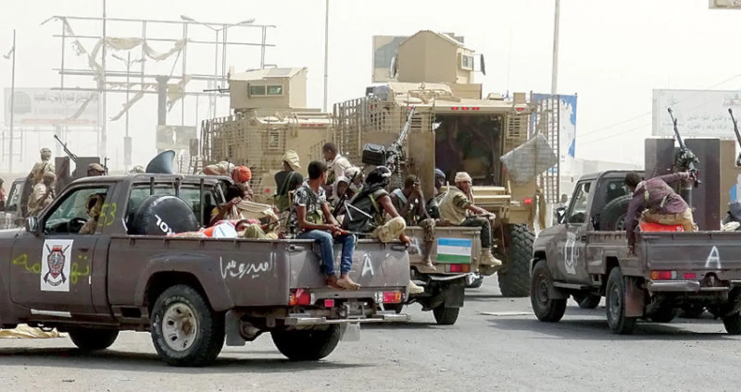 قوات الجيش الوطني اليمني لدى تقدمها في الحديدة أمس (إ.ب.أ)