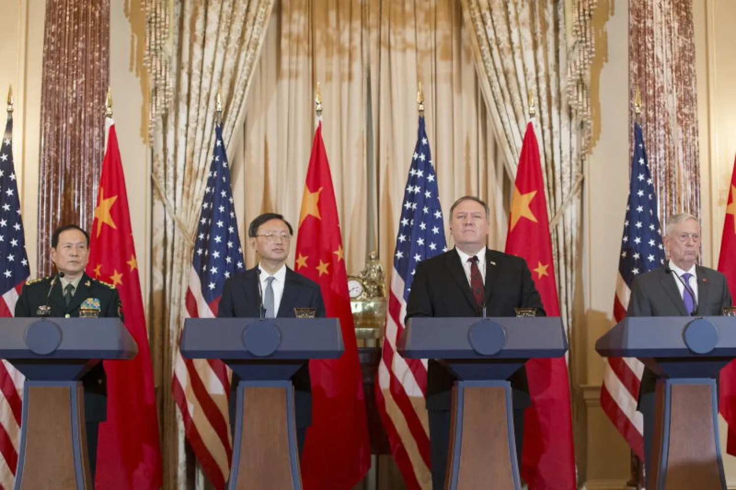 من اليمين الوزيران ماتيس وبومبيو وإلى جانبهما وزير الدفاع الصيني وي فنغ خه ومدير مكتب الشؤون الخارجية بالحزب الشيوعي الصيني يانغ جيشي خلال مؤتمر صحافي في واشنطن (رويترز)