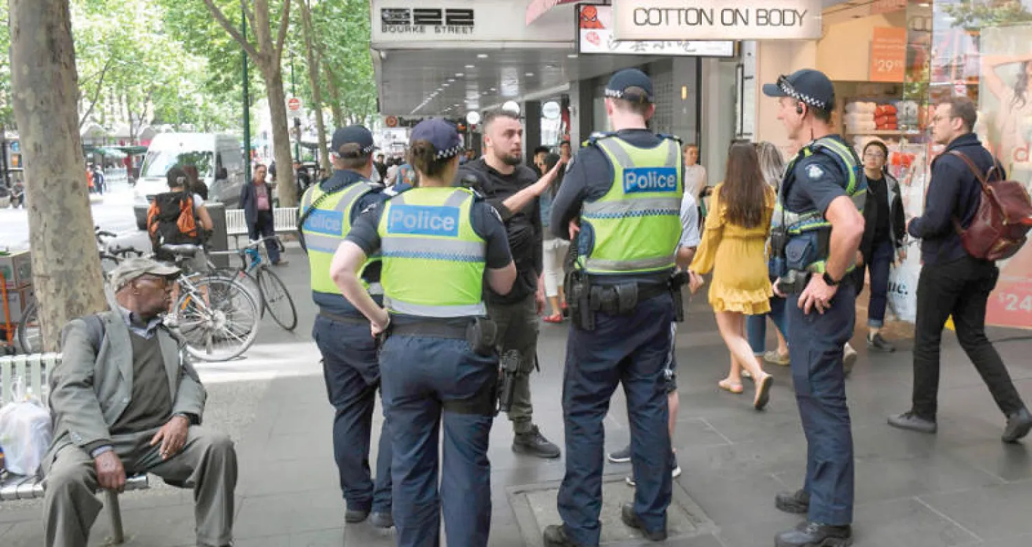 الشرطة الأسترالية تستجوب أحد الشهود في حادث الطعن الإرهابي في مدينة ملبورن (أ.ف.ب)