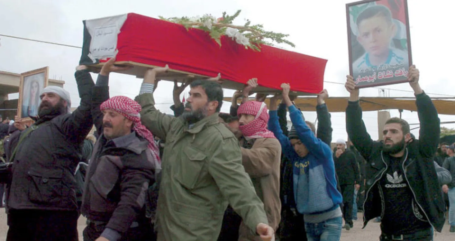 تشييع احد قتلى رهائن السويداء لدى تحريرهم من «داعش» أمس (أ. ب)