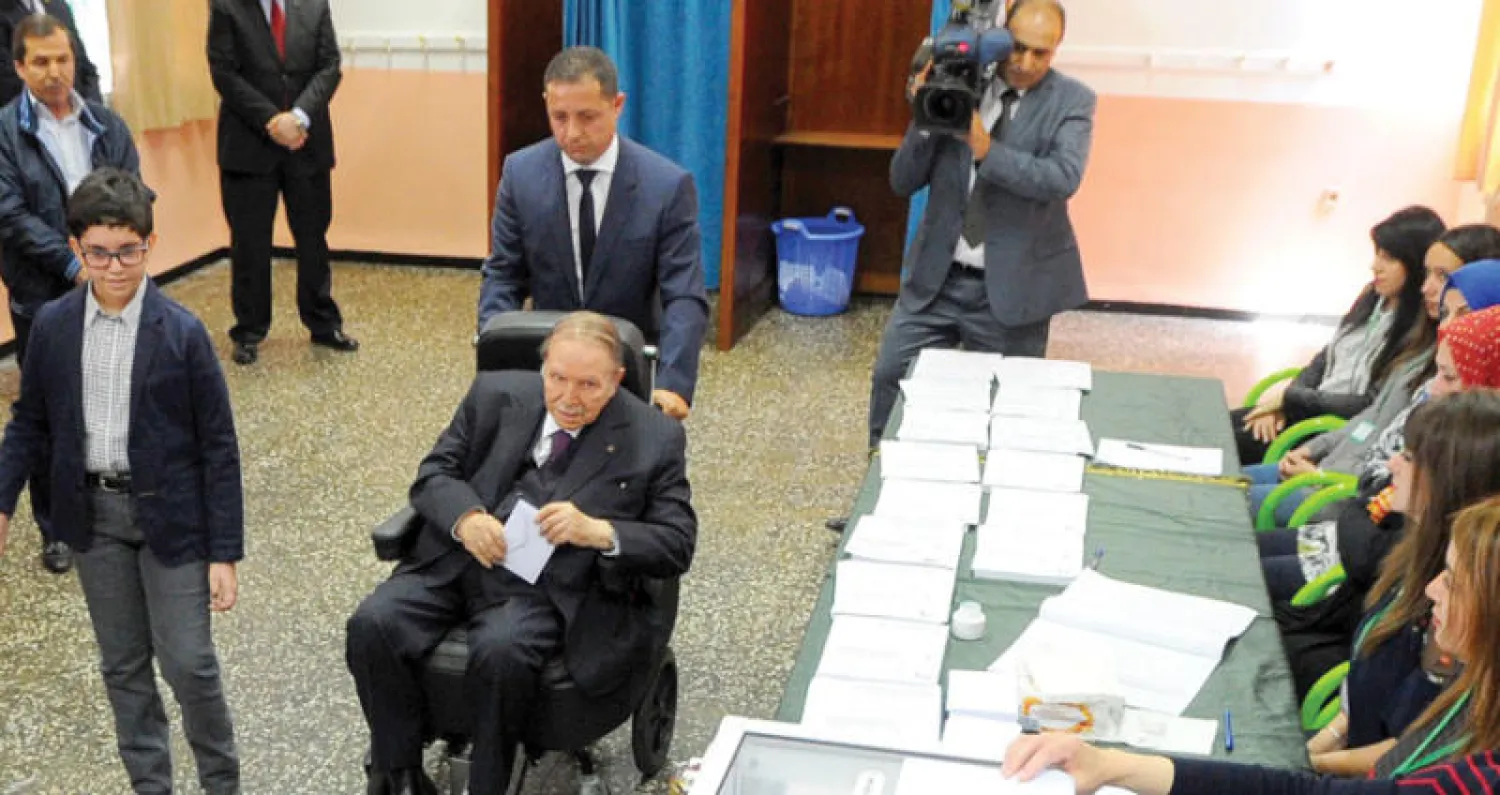 صورة أرشيفية للرئيس بوتفليقة وهو يدلي بصوته في الانتخابات البرلمانية التي شهدتها البلاد سنة 2017 (غيتي)