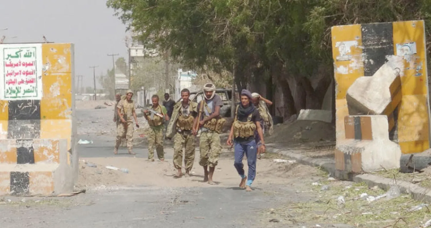 قوات الجيش اليمني لدى اقتحامها أحد المواقع الحوثية في الحديدة أمس (أ.ف.ب)