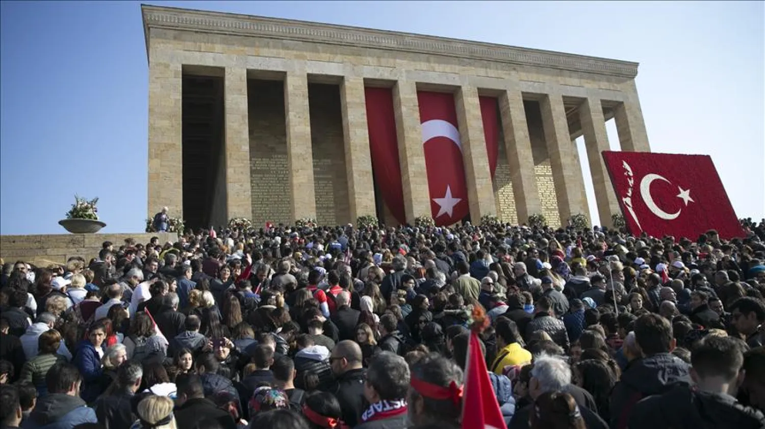 Anıtkabir'e gelen ziyaretçiler yoğunluk oluşturdu