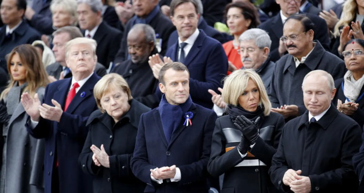 مجموعة من الزعماء خلال المشاركة في الاحتفالية بباريس (أ.ف.ب)