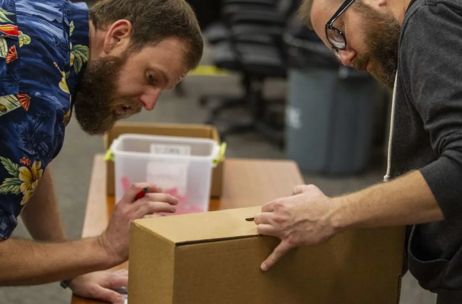 فرز الأصوات في مقاطعة تالاهاسي بولاية فلوريدا (أ.ف.ب)