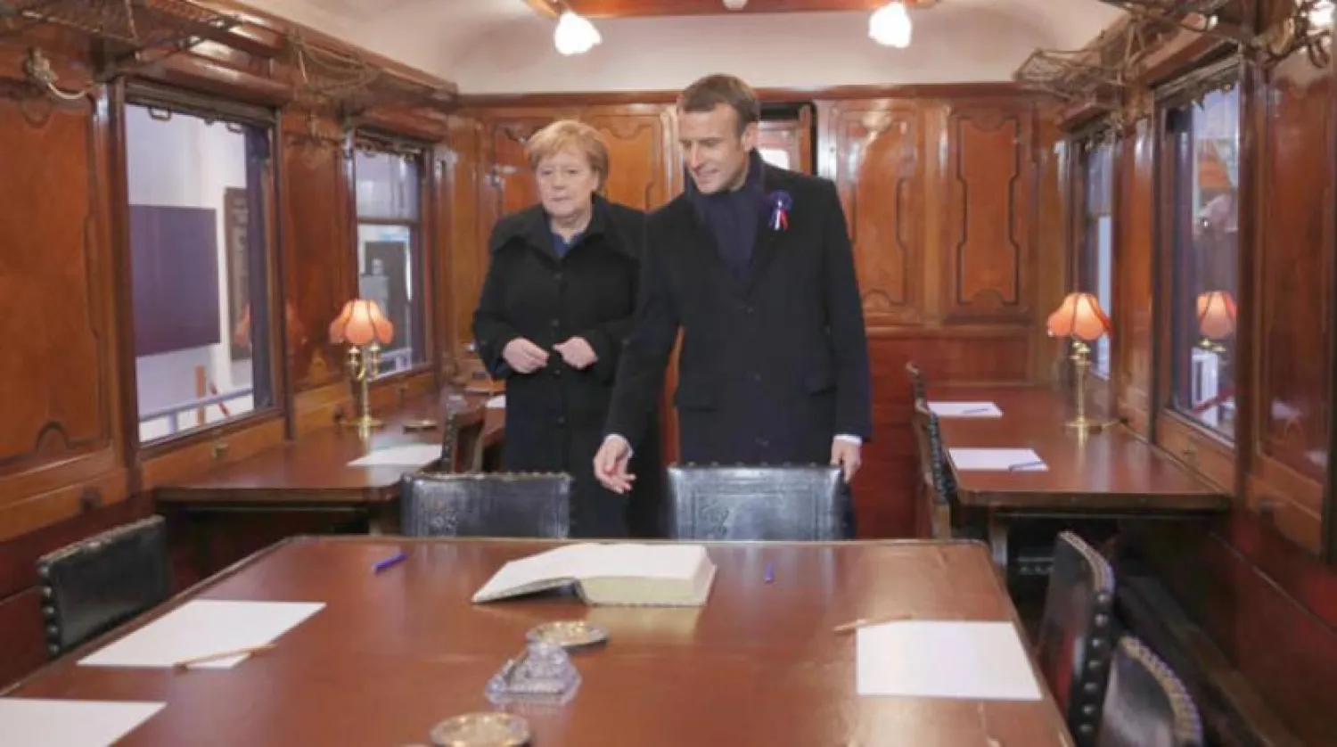 Fransa Cumhurbaşkanı Macron ve Almanya Başbakanı Merkel, 11 Kasım 1918'de Birinci Dünya Savaşı'nı sona erdiren ateşkes anlaşmasının imzalandığı tarihi araçta konuk defterini imzaladılar.