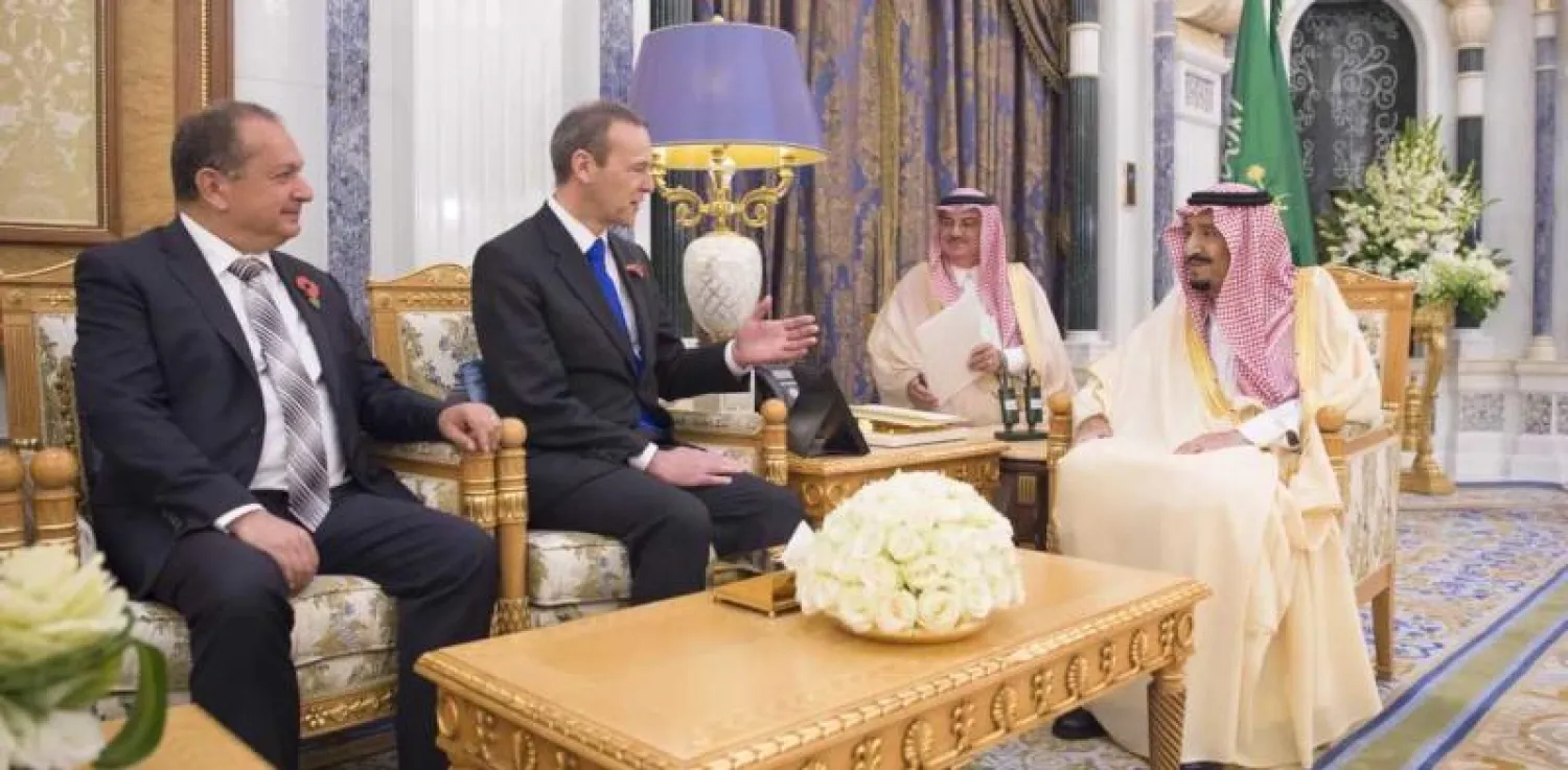 خادم الحرمين خلال استقباله المبعوث الخاص لرئيسة وزراء بريطانيا (واس)