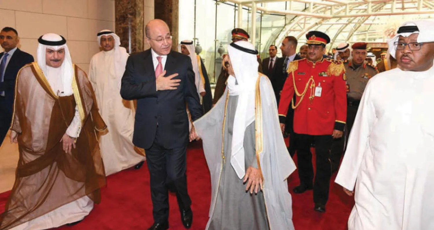 أمير الكويت الشيخ صباح الأحمد الجابر الصباح لدى استقباله الرئيس العراقي برهم صالح أمس (رويترز)