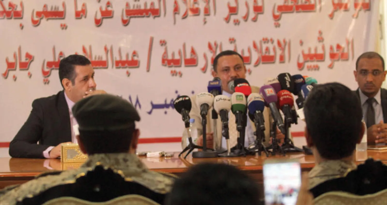 جانب من المؤتمر الصحافي الذي عقده الوزير المنشق عن الحوثيين عبد السلام جابر في السفارة اليمنية بالرياض أمس (تصوير: خالد الخميس)