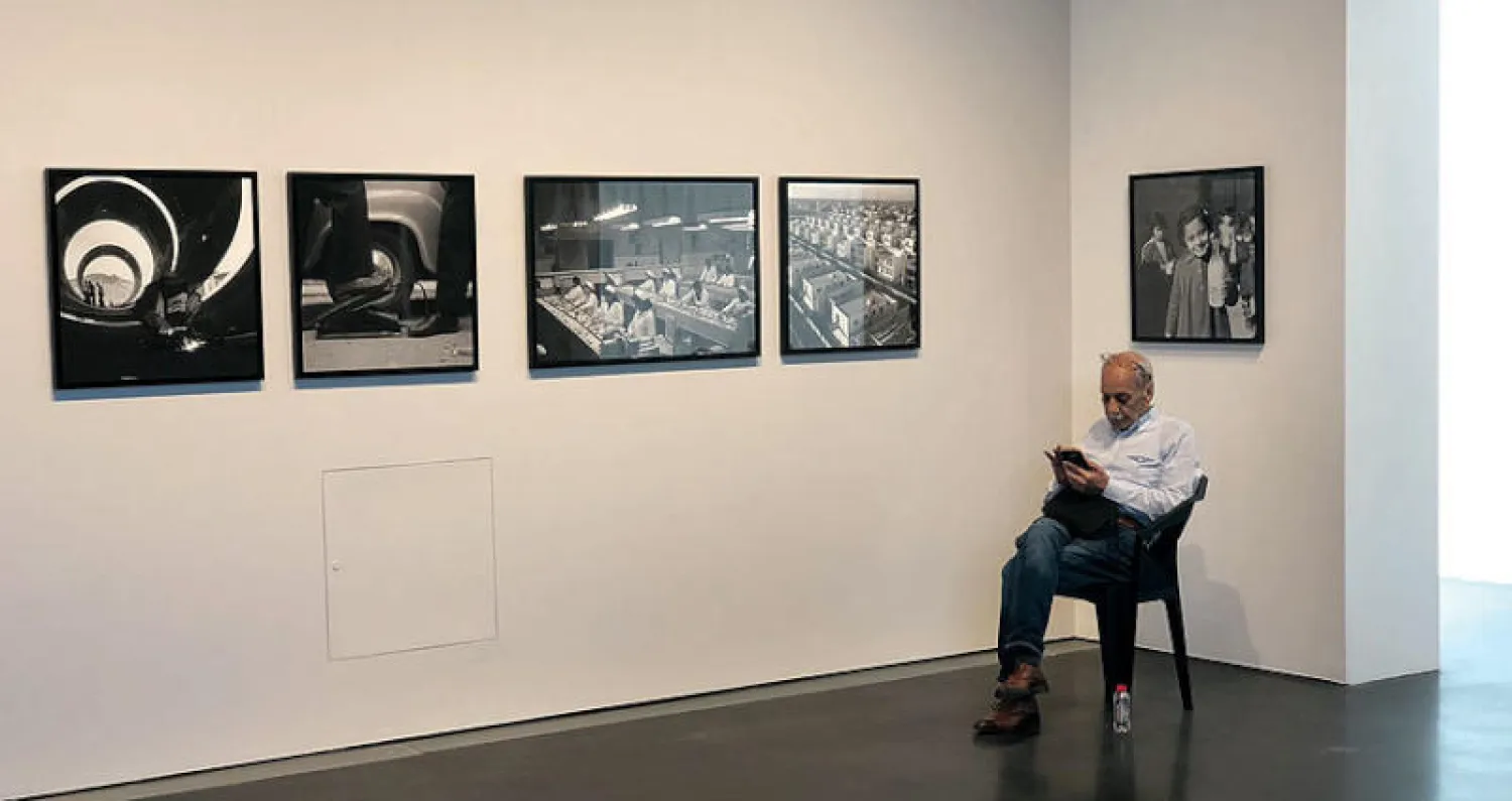 المصور العراقي لطيف العاني مع عدد من أعماله