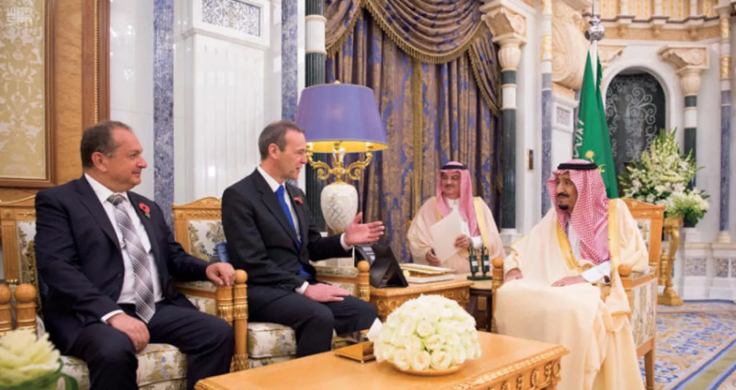 خادم الحرمين الشريفين لدى استقباله مبعوث رئيسة الوزراء البريطانية (واس)